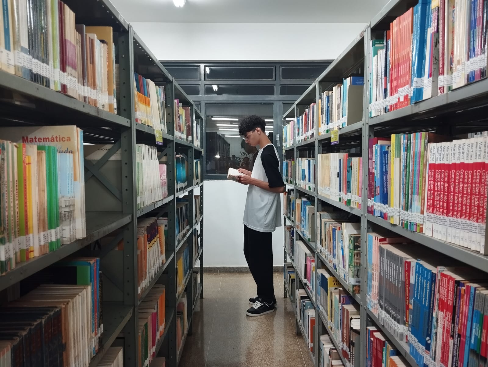 Alunos do Colgio Tcnico Joo Paulo II realizam primeira visita  biblioteca